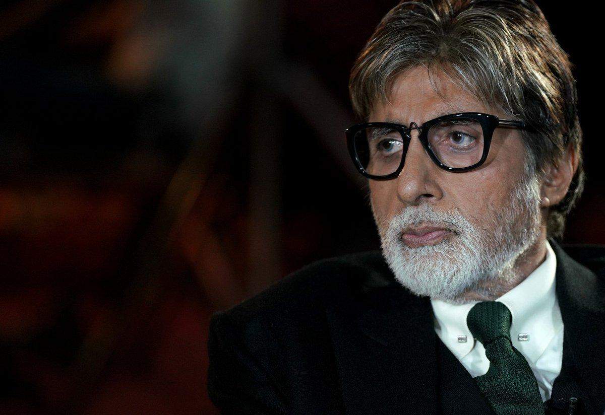 Amitabh Bachchan clarifies on twitter ‘home quarantined’ stamped hand was not his