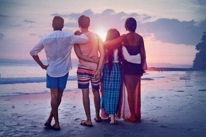 Farhan Akhtar-Priyanka Chopra and co. enjoy the sunset in the first look of “The Sky IS Pink”!