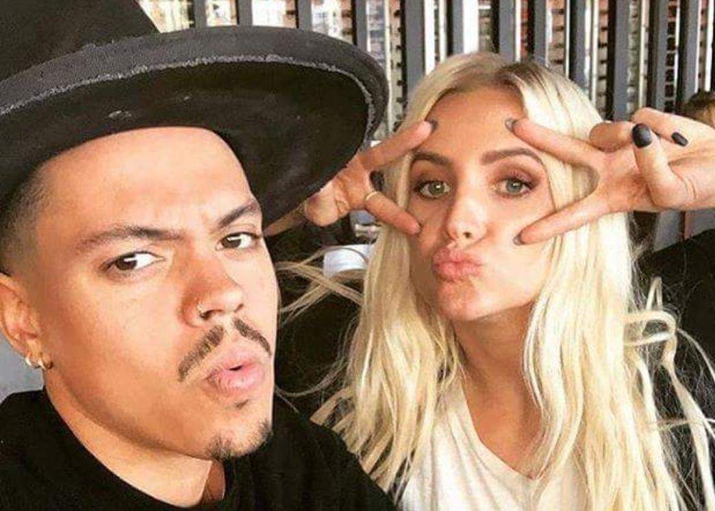Ashlee Simpson and Evan Ross couple is being cozy.